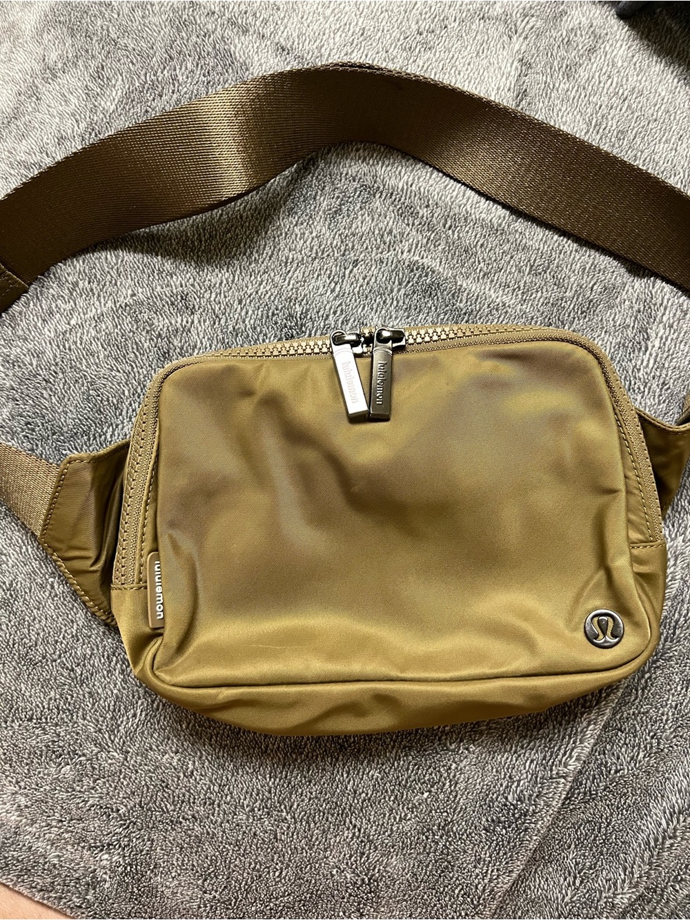 Lululemon 2L crossbody bag